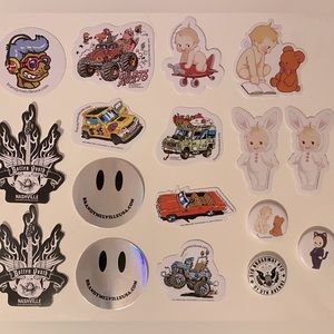 Brandy Melville USA: 14 stickers & 3 pins